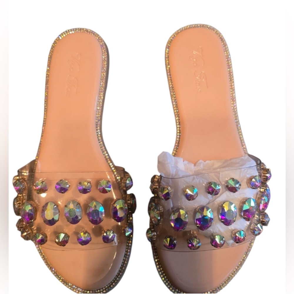 NIB! 🩶 Vigo Fiore Crystal Embellished Sandals - Tan